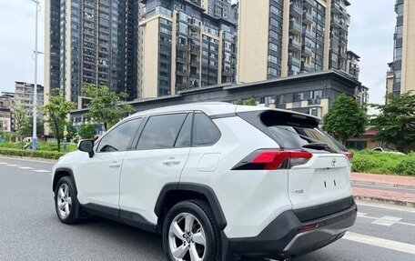 Toyota RAV4, 2022 год, 2 400 000 рублей, 4 фотография