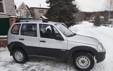 Chevrolet Niva I рестайлинг, 2013 год, 600 000 рублей, 3 фотография
