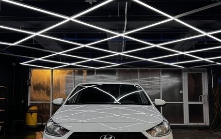 Hyundai Solaris II рестайлинг, 2019 год, 915 000 рублей, 1 фотография