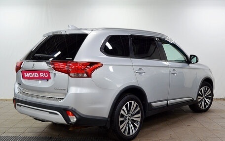Mitsubishi Outlander III рестайлинг 3, 2019 год, 1 940 000 рублей, 5 фотография