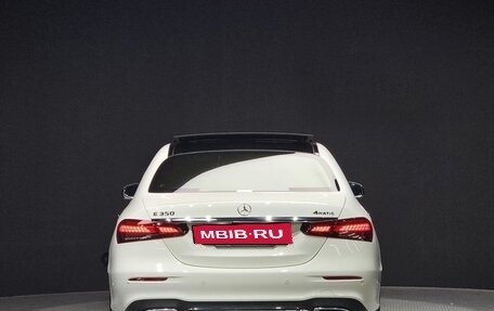 Mercedes-Benz E-Класс, 2021 год, 3 250 000 рублей, 4 фотография