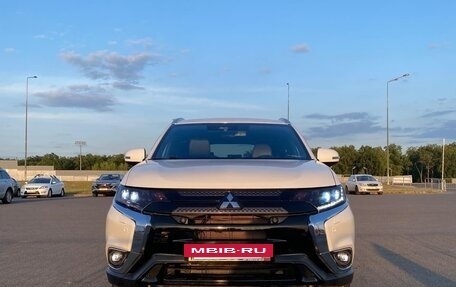 Mitsubishi Outlander III рестайлинг 3, 2018 год, 3 200 000 рублей, 3 фотография
