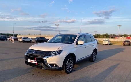 Mitsubishi Outlander III рестайлинг 3, 2018 год, 3 200 000 рублей, 2 фотография