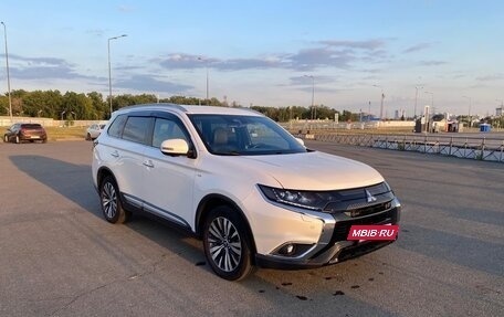 Mitsubishi Outlander III рестайлинг 3, 2018 год, 3 200 000 рублей, 4 фотография
