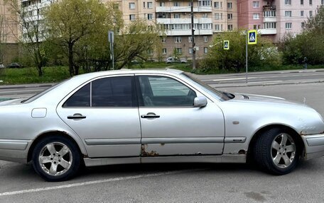 Mercedes-Benz E-Класс, 1996 год, 210 000 рублей, 3 фотография