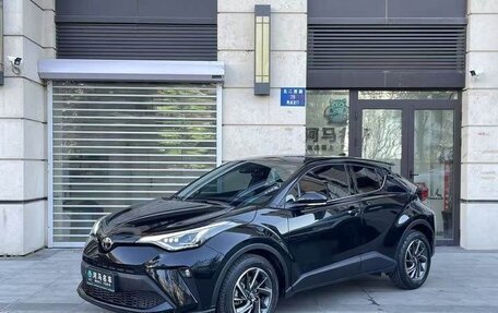 Toyota C-HR I рестайлинг, 2021 год, 2 000 000 рублей, 2 фотография