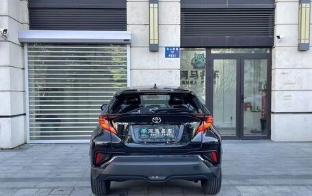 Toyota C-HR I рестайлинг, 2021 год, 2 000 000 рублей, 4 фотография