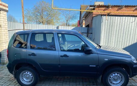 Chevrolet Niva I рестайлинг, 2017 год, 750 000 рублей, 3 фотография