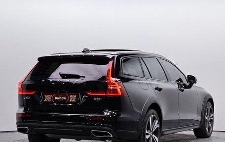 Volvo V60 Cross Country II, 2021 год, 3 180 000 рублей, 4 фотография