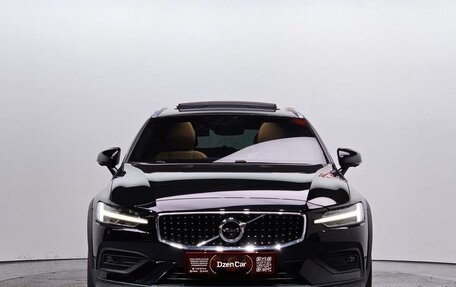Volvo V60 Cross Country II, 2021 год, 3 180 000 рублей, 2 фотография