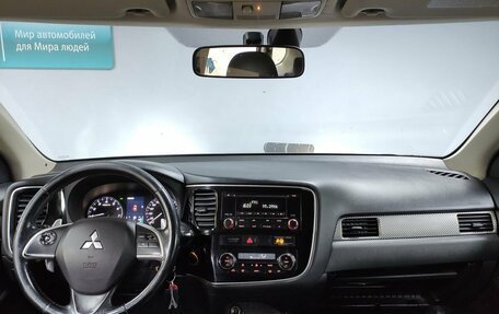 Mitsubishi Outlander III рестайлинг 3, 2013 год, 953 000 рублей, 10 фотография