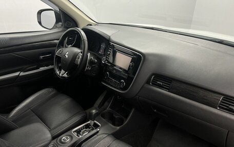 Mitsubishi Outlander III рестайлинг 3, 2015 год, 1 595 000 рублей, 9 фотография