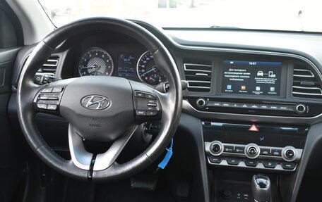 Hyundai Elantra VI рестайлинг, 2019 год, 1 900 000 рублей, 13 фотография