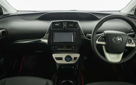 Toyota Prius IV XW50, 2018 год, 1 749 000 рублей, 17 фотография