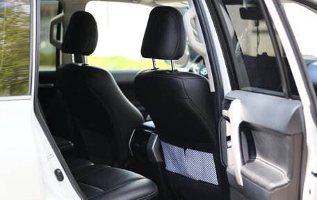 Toyota Land Cruiser Prado 150 рестайлинг 2, 2020 год, 6 500 000 рублей, 13 фотография