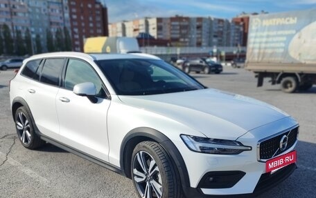 Volvo V60 Cross Country II, 2020 год, 4 390 000 рублей, 2 фотография