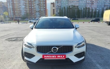 Volvo V60 Cross Country II, 2020 год, 4 390 000 рублей, 3 фотография