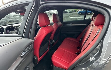 Alfa Romeo Stelvio, 2024 год, 4 550 000 рублей, 30 фотография