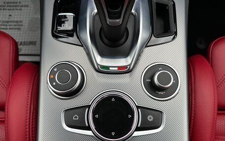 Alfa Romeo Stelvio, 2024 год, 4 550 000 рублей, 25 фотография