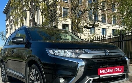 Mitsubishi Outlander III рестайлинг 3, 2019 год, 1 950 000 рублей, 6 фотография