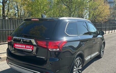 Mitsubishi Outlander III рестайлинг 3, 2019 год, 1 950 000 рублей, 4 фотография