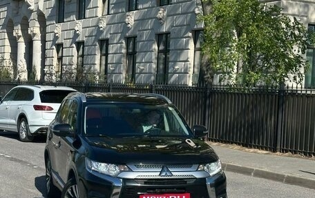 Mitsubishi Outlander III рестайлинг 3, 2019 год, 1 950 000 рублей, 8 фотография