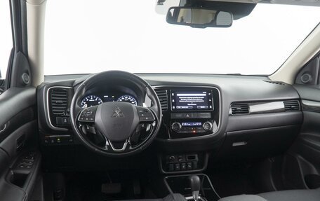 Mitsubishi Outlander III рестайлинг 3, 2018 год, 2 899 000 рублей, 8 фотография