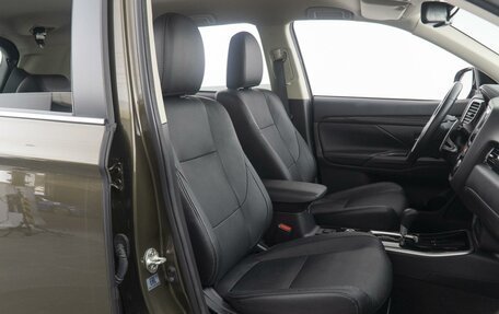 Mitsubishi Outlander III рестайлинг 3, 2018 год, 2 899 000 рублей, 10 фотография
