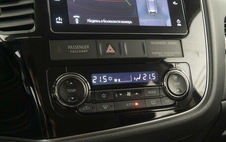 Mitsubishi Outlander III рестайлинг 3, 2018 год, 2 899 000 рублей, 28 фотография
