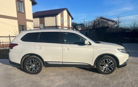 Mitsubishi Outlander III рестайлинг 3, 2015 год, 1 800 000 рублей, 2 фотография