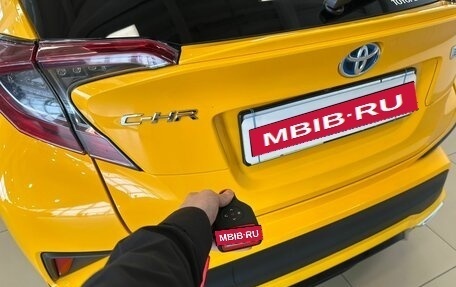Toyota C-HR I рестайлинг, 2019 год, 2 599 900 рублей, 24 фотография