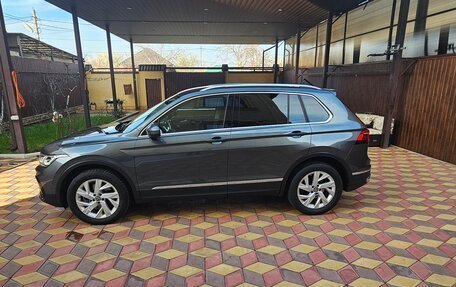 Volkswagen Tiguan II, 2021 год, 3 980 000 рублей, 2 фотография