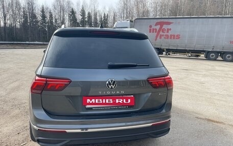 Volkswagen Tiguan II, 2021 год, 3 600 000 рублей, 3 фотография