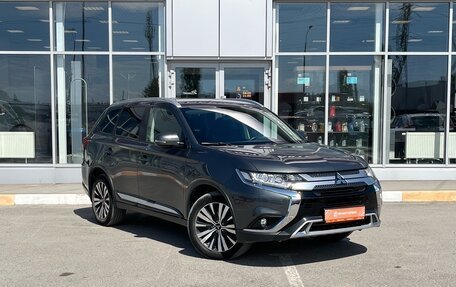 Mitsubishi Outlander III рестайлинг 3, 2019 год, 2 350 000 рублей, 3 фотография