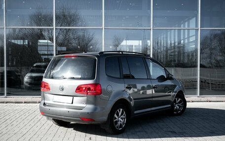 Volkswagen Touran III, 2011 год, 880 000 рублей, 2 фотография
