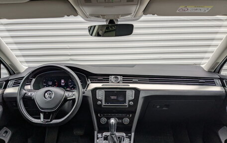 Volkswagen Passat B8 рестайлинг, 2017 год, 2 200 000 рублей, 17 фотография