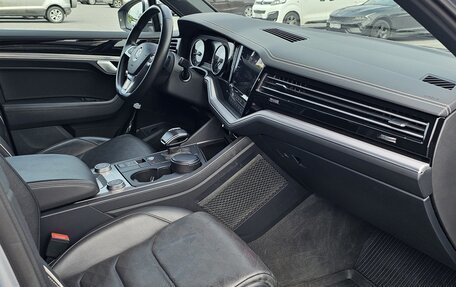 Volkswagen Touareg III, 2018 год, 4 800 000 рублей, 10 фотография