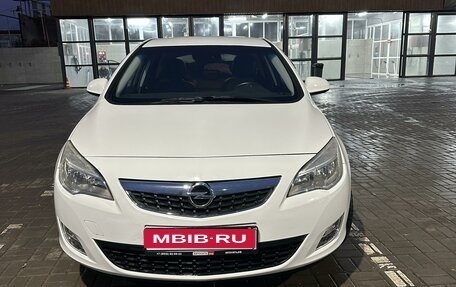 Opel Astra J, 2011 год, 769 000 рублей, 1 фотография