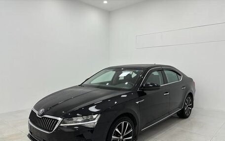 Skoda Superb III рестайлинг, 2021 год, 1 750 000 рублей, 1 фотография