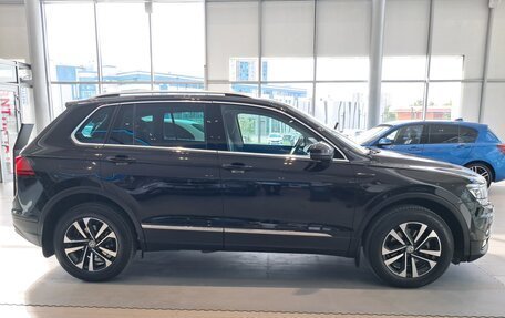 Volkswagen Tiguan II, 2018 год, 2 575 000 рублей, 4 фотография