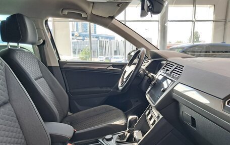 Volkswagen Tiguan II, 2018 год, 2 575 000 рублей, 11 фотография
