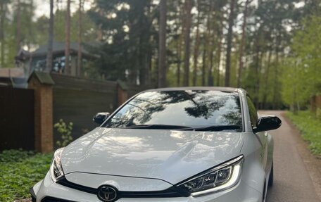 Toyota Yaris, 2020 год, 3 350 000 рублей, 2 фотография