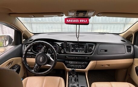 KIA Carnival III, 2015 год, 2 500 000 рублей, 8 фотография