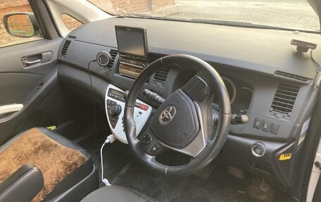 Toyota ISis I, 2012 год, 1 400 000 рублей, 4 фотография