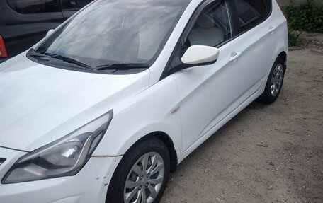 Hyundai Solaris II рестайлинг, 2015 год, 800 000 рублей, 3 фотография