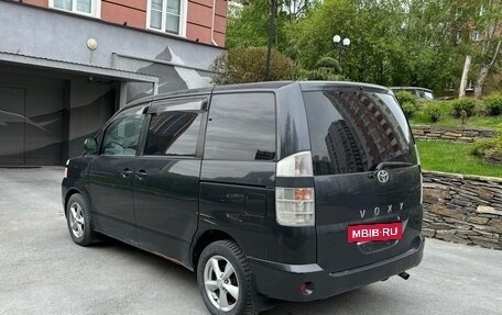 Toyota Voxy II, 2002 год, 935 000 рублей, 5 фотография