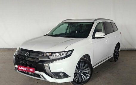 Mitsubishi Outlander III рестайлинг 3, 2021 год, 2 450 000 рублей, 1 фотография