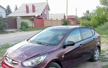 Hyundai Solaris II рестайлинг, 2011 год, 950 000 рублей, 2 фотография