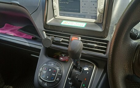 Toyota Voxy III, 2014 год, 1 850 000 рублей, 8 фотография