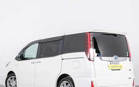 Toyota Noah III, 2016 год, 2 249 000 рублей, 5 фотография